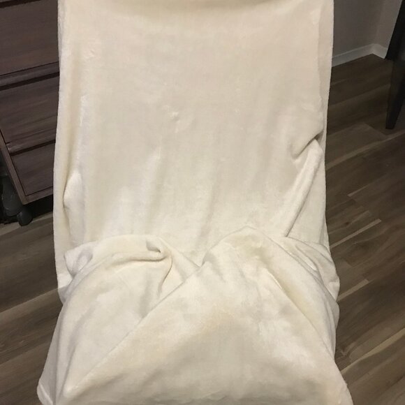 Cream Color Soft Plush Coral Blanket $5.00 AS AN ADD ON - Picture 2 of 2